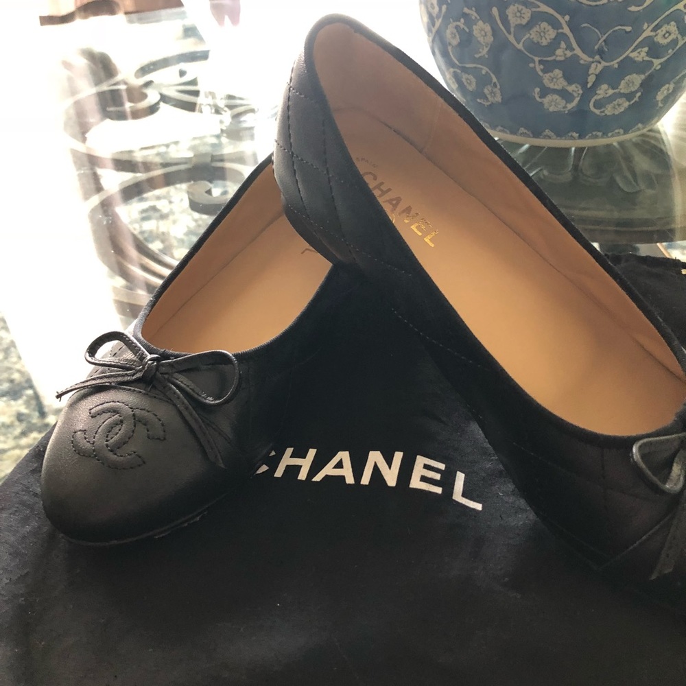 Authentic Chanel 316 black classic flats